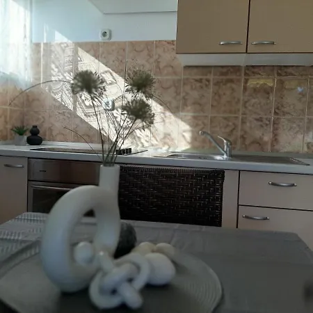Lemongarden Apartment *